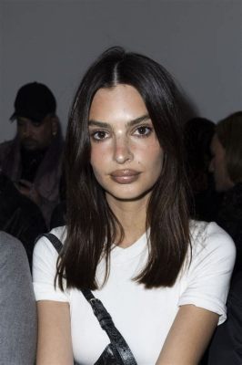 Die Emily Ratajkowski High Expectations Mode-Show – Eine Ode an Weiblichkeit und Mut?