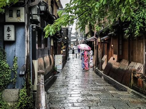 京都下京区 天気 - 雨の日の哲学とコーヒーの香り